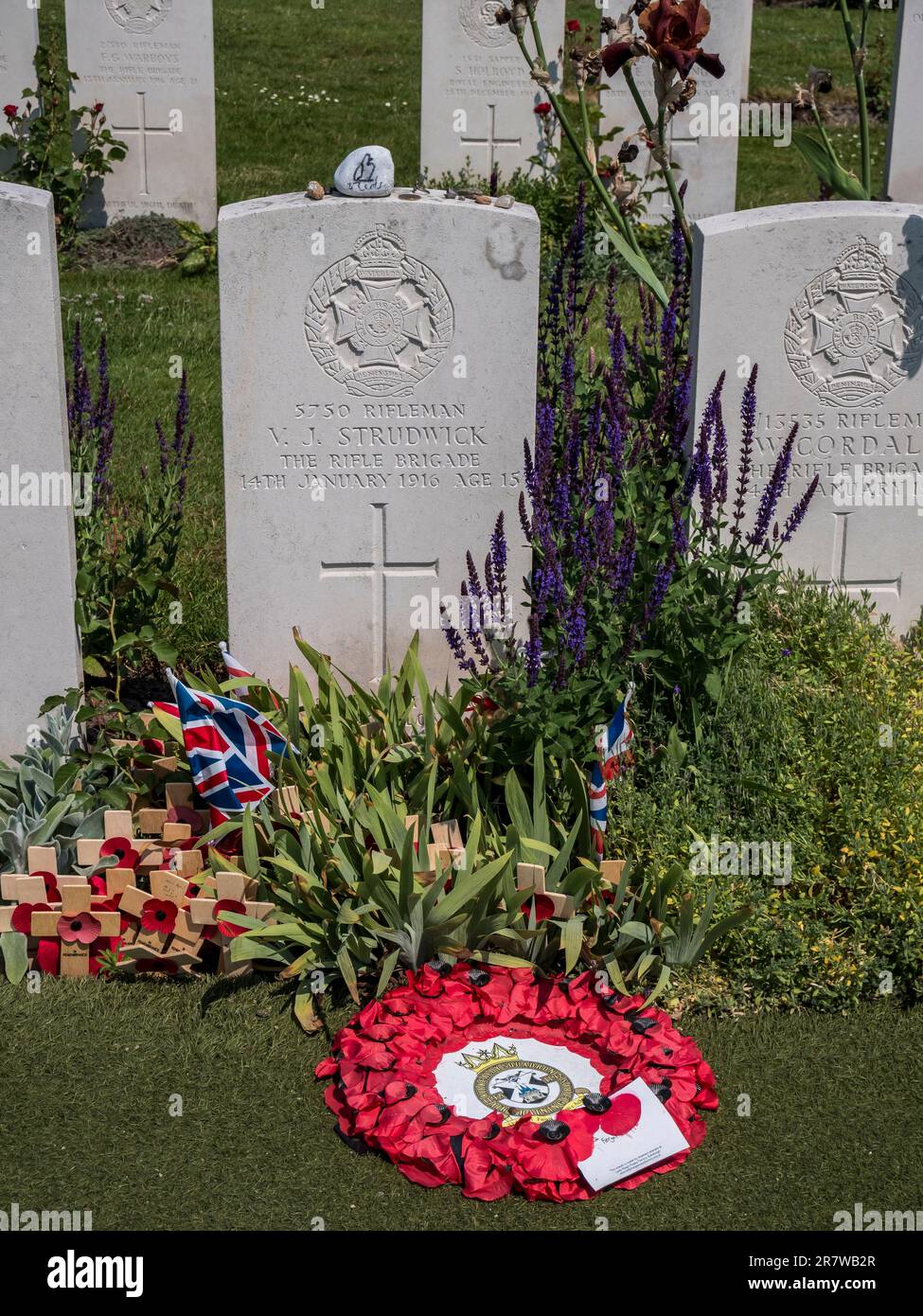 Der WWI Essex Farm Cemetery ist berühmt für das John McCrae Gedicht in Flanders Fields und das Grab von Rifleman VJ Strudwick, dem jüngsten Kämpfer, der mit 15 Jahren getötet wurde Stockfoto