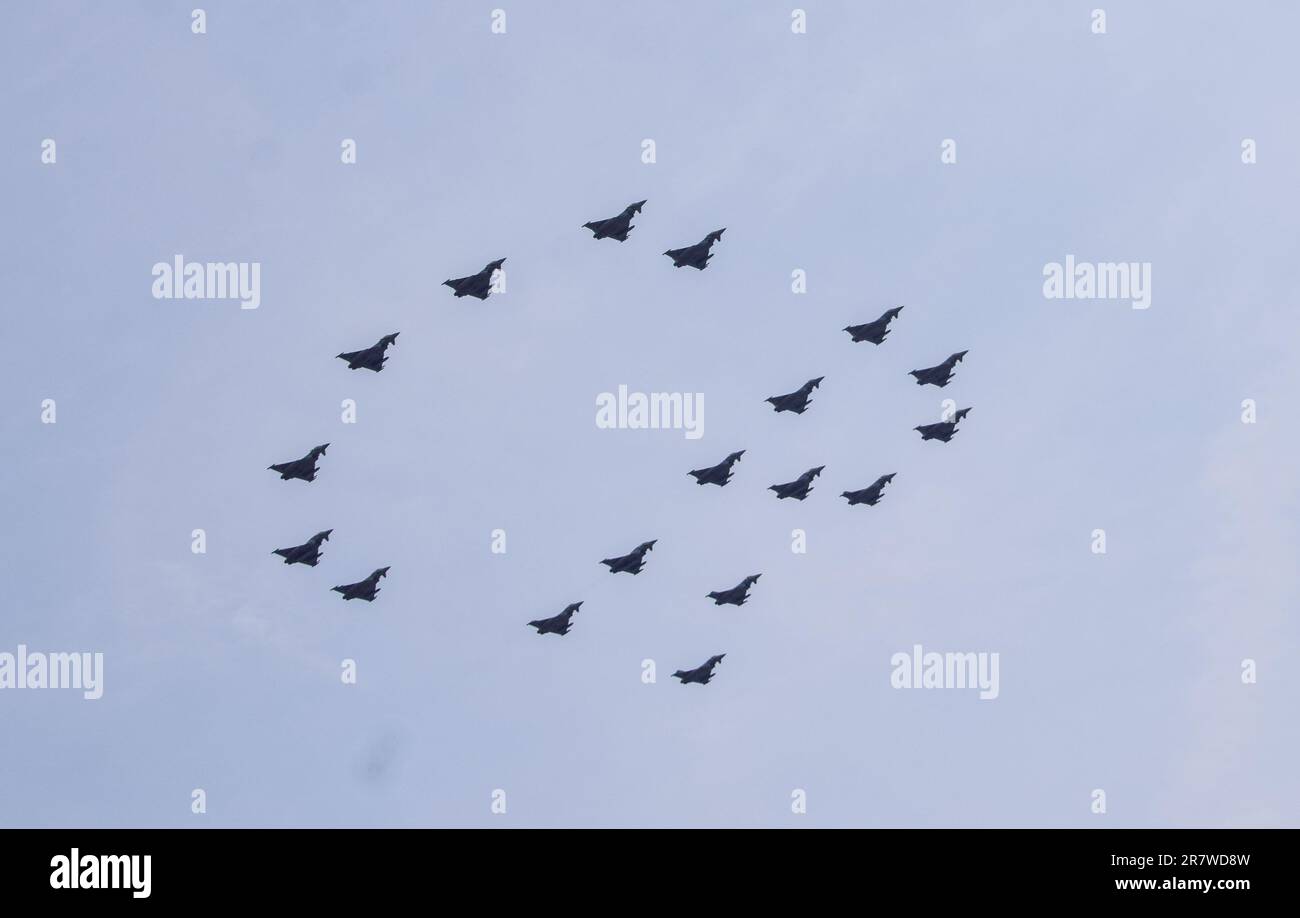 London, Großbritannien. 17. Juni 2023. Die Flugzeuge der Royal Air Force (RAF) bilden die Buchstaben „CR“ (Charles Rex) über dem Zentrum Londons während des Trooping the Colour Flypast, der den Geburtstag von König Karl III. Feiert Kredit: SOPA Images Limited/Alamy Live News Stockfoto