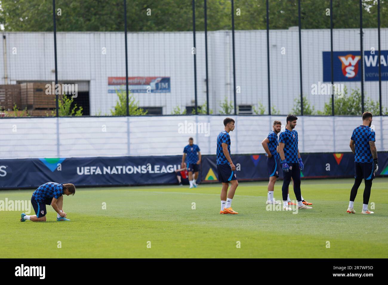 Rotterdam, Niederlande. 17. Juni 2023. Luka Modric und Teamkollegen aus Kroatien wärmen sich während eines Trainings vor dem Finale der UEFA Nations League 2022/23 in Varkenoord auf. Kredit: SOPA Images Limited/Alamy Live News Stockfoto