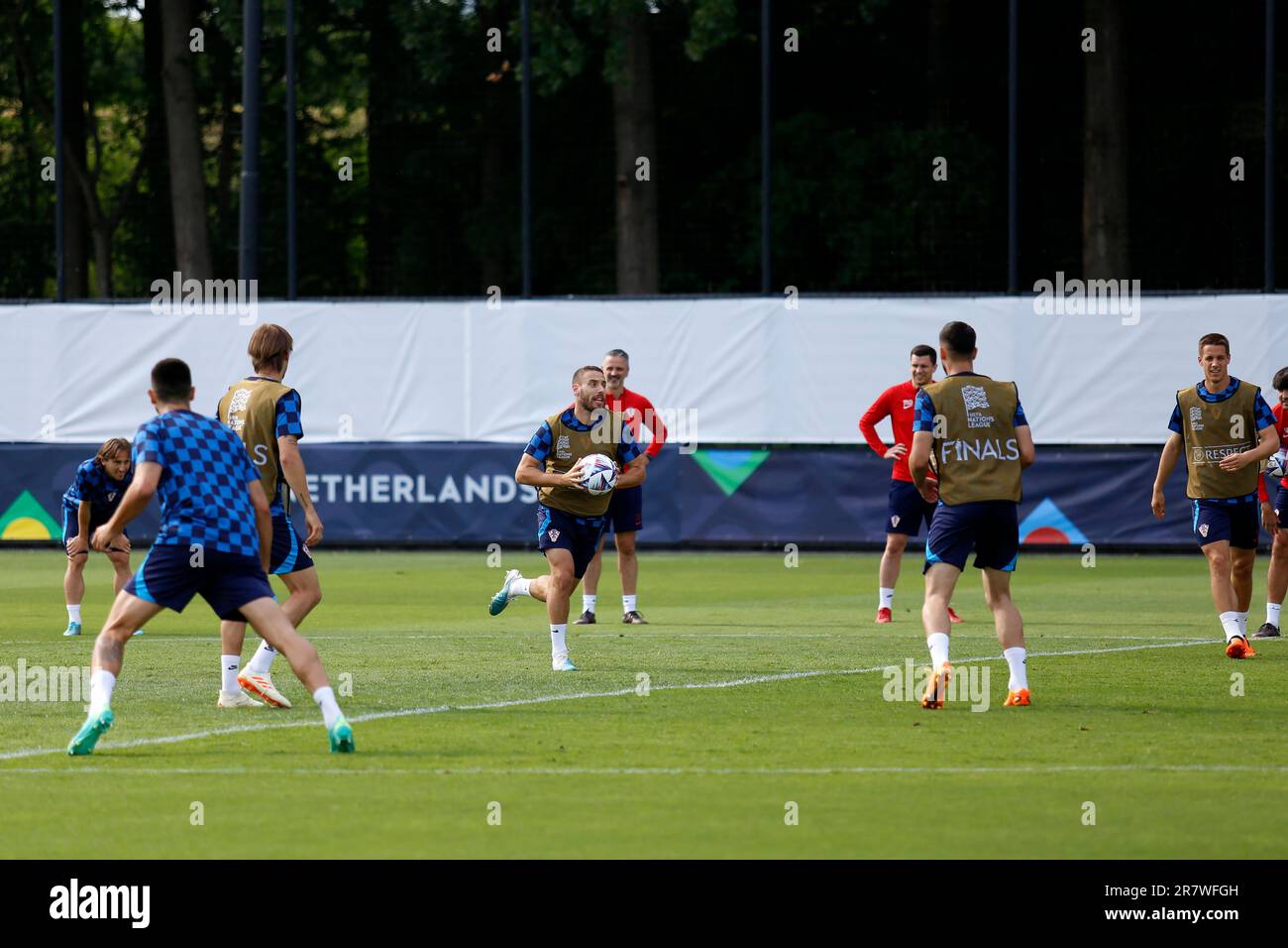 Rotterdam, Niederlande. 17. Juni 2023. Die Spieler der kroatischen Nationalmannschaft wärmen sich während eines Trainings vor dem Finale der UEFA Nations League 2022/23 in Varkenoord auf. Kredit: SOPA Images Limited/Alamy Live News Stockfoto