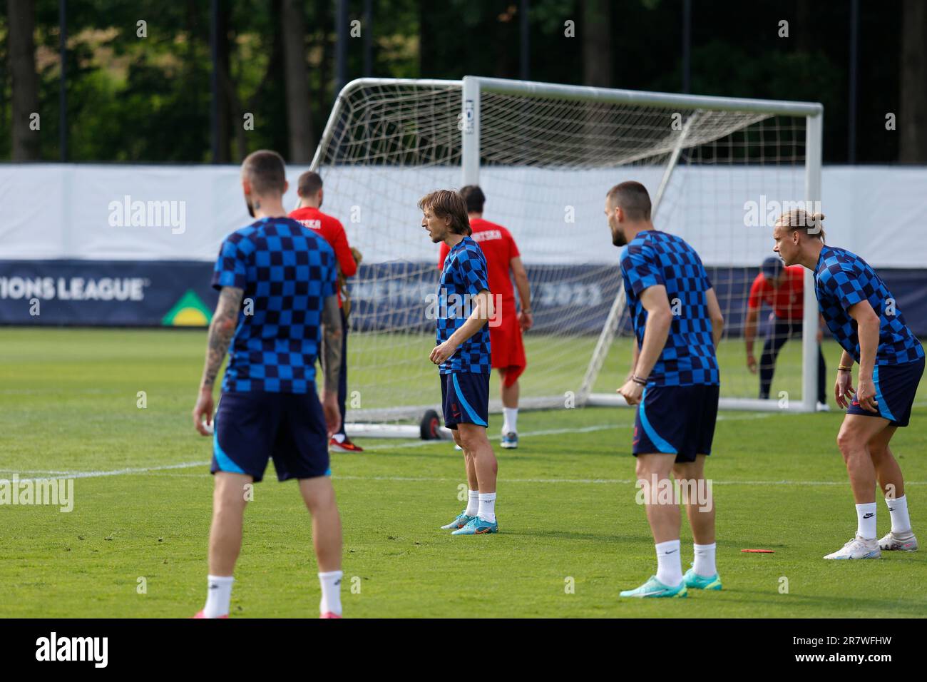 Rotterdam, Niederlande. 17. Juni 2023. Luka Modric und Teamkollegen aus Kroatien wärmen sich während eines Trainings vor dem Finale der UEFA Nations League 2022/23 in Varkenoord auf. Kredit: SOPA Images Limited/Alamy Live News Stockfoto