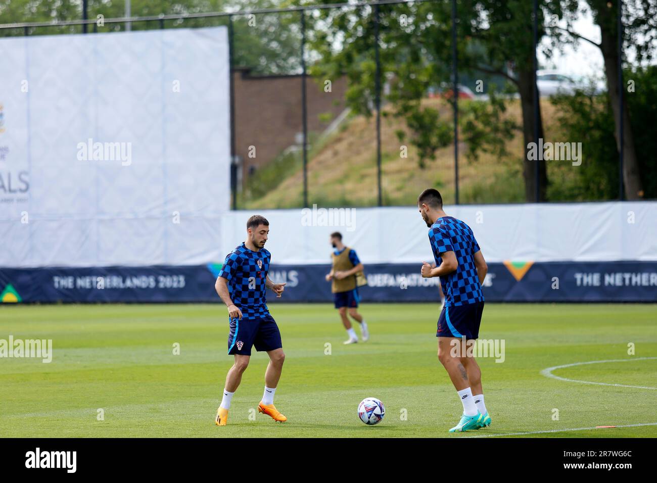 Rotterdam, Niederlande. 17. Juni 2023. Josip Juranovi? Und Teamkollege Kroatiens wärmt sich während einer Trainingssitzung vor dem Finale der UEFA Nations League 2022/23 in Varkenoord auf. (Foto: Mohammad Javad Abjoushak/SOPA Images/Sipa USA) Guthaben: SIPA USA/Alamy Live News Stockfoto