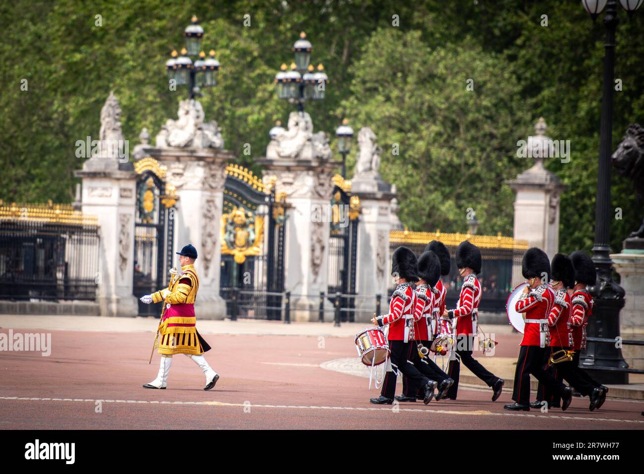 London, Großbritannien. 17. Juni 2023. Ein militärisches Spektakel nimmt an der Trooping the Colour - The King's Birthday Parade in London Teil. Trooping the Colour, eine traditionelle Parade anlässlich des offiziellen Geburtstags des britischen Sovereign. Es wird der erste Trooping der Farbe für König Karl III. Sein, seit er auf den Thron gestiegen ist. Kredit: SOPA Images Limited/Alamy Live News Stockfoto