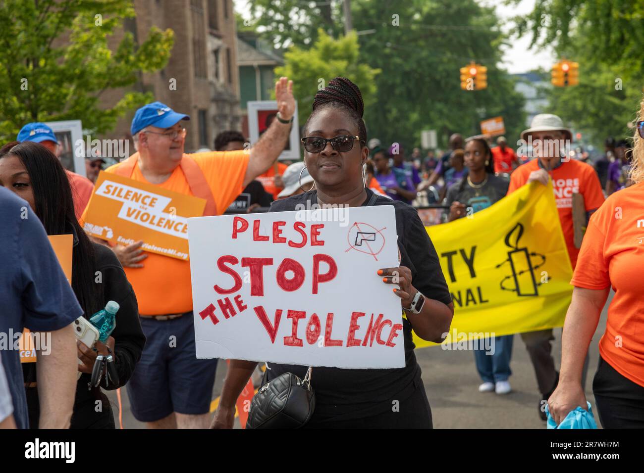 Detroit, Michigan, USA. 17. Juni 2023. Die Menschen schließen sich einer Silence the gewaltmarsch an und versammeln sich. Sie protestierten gegen die fast täglichen Massenschießereien, die Ende Mai 760 Kinder und Jugendliche getötet und in diesem Jahr fast 2.000 weitere verletzt haben. Kredit: Jim West/Alamy Live News Stockfoto