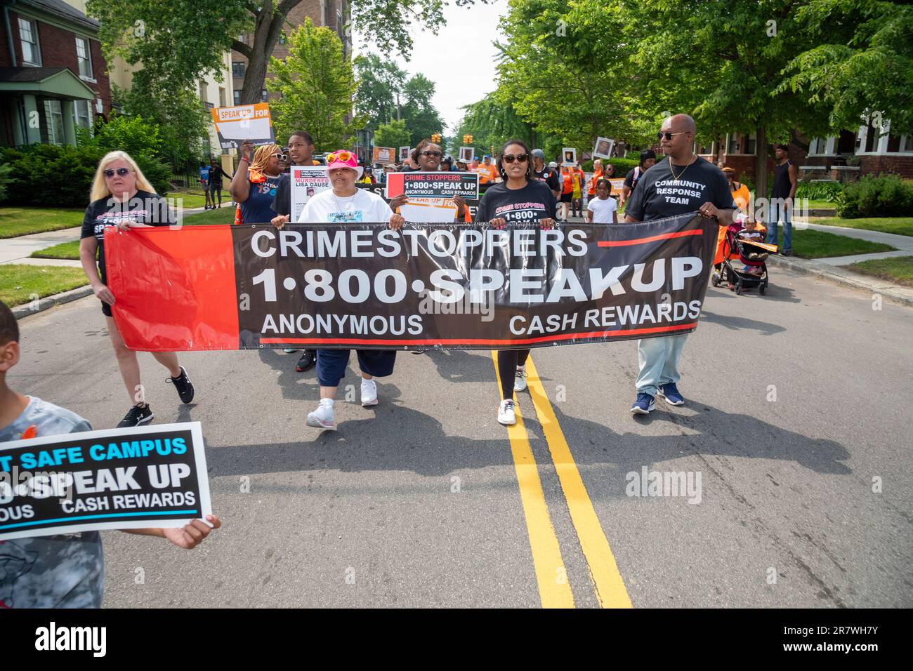 Detroit, Michigan, USA. 17. Juni 2023. Die Crime Stoppers Gruppe schloss sich einer Silence-the-gewaltmarsch- und -Kundgebung an. Sie protestierten gegen die fast täglichen Massenschießereien, die Ende Mai 760 Kinder und Jugendliche getötet und in diesem Jahr fast 2.000 weitere verletzt haben. Kredit: Jim West/Alamy Live News Stockfoto