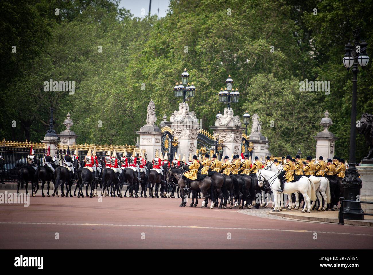 London, Großbritannien. 17. Juni 2023. Ein militärisches Spektakel nimmt an der Trooping the Colour - The King's Birthday Parade in London Teil. Trooping the Colour, eine traditionelle Parade anlässlich des offiziellen Geburtstags des britischen Sovereign. Es wird der erste Trooping der Farbe für König Karl III. Sein, seit er auf den Thron gestiegen ist. Kredit: SOPA Images Limited/Alamy Live News Stockfoto