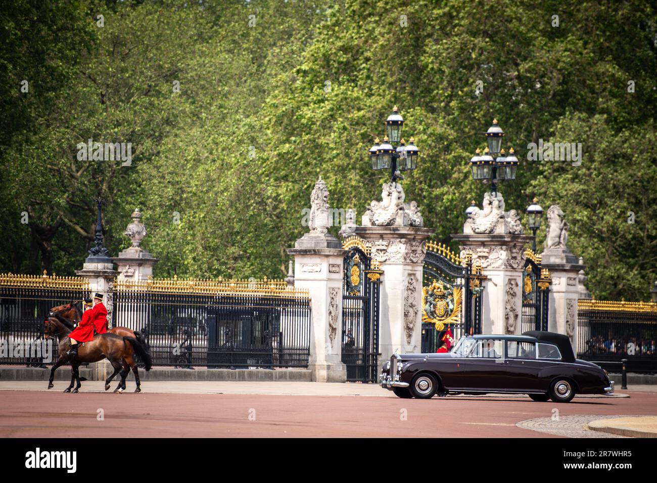 London, Großbritannien. 17. Juni 2023. Ein militärisches Spektakel nimmt an der Trooping the Colour - The King's Birthday Parade in London Teil. Trooping the Colour, eine traditionelle Parade anlässlich des offiziellen Geburtstags des britischen Sovereign. Es wird der erste Trooping der Farbe für König Karl III. Sein, seit er auf den Thron gestiegen ist. (Foto: Loredana Sangiuliano/SOPA Images/Sipa USA) Guthaben: SIPA USA/Alamy Live News Stockfoto