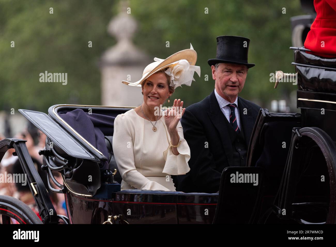 Sophie Wessex, Herzogin von Edinburgh, mit Timothy Laurence bei Trooping the Colour 2023 in The Mall, London, Großbritannien Stockfoto