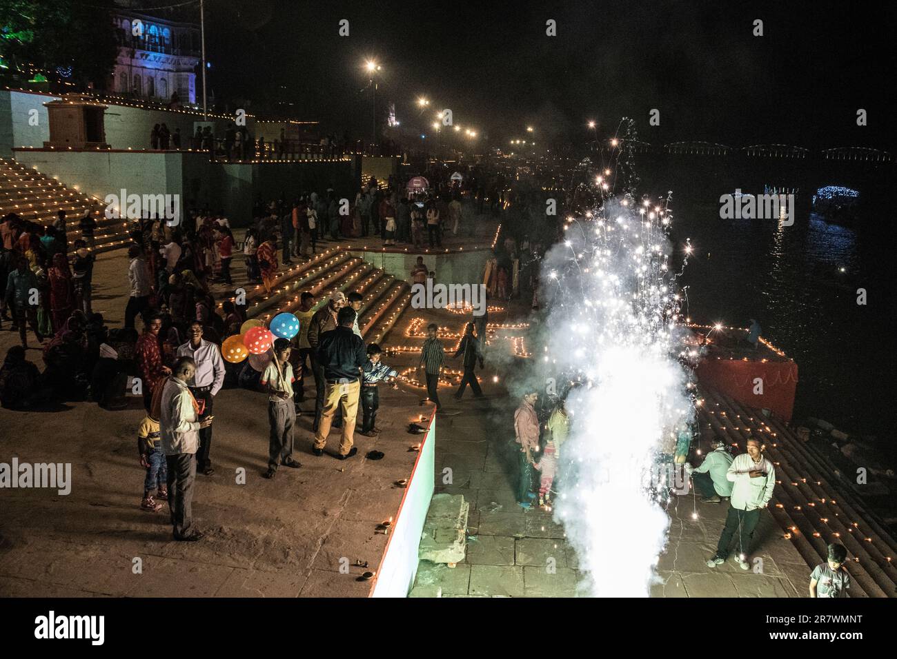 Feuerwerk an den Ghats von Varanasi während der Dev Deepawali-Feiern in Indien Stockfoto