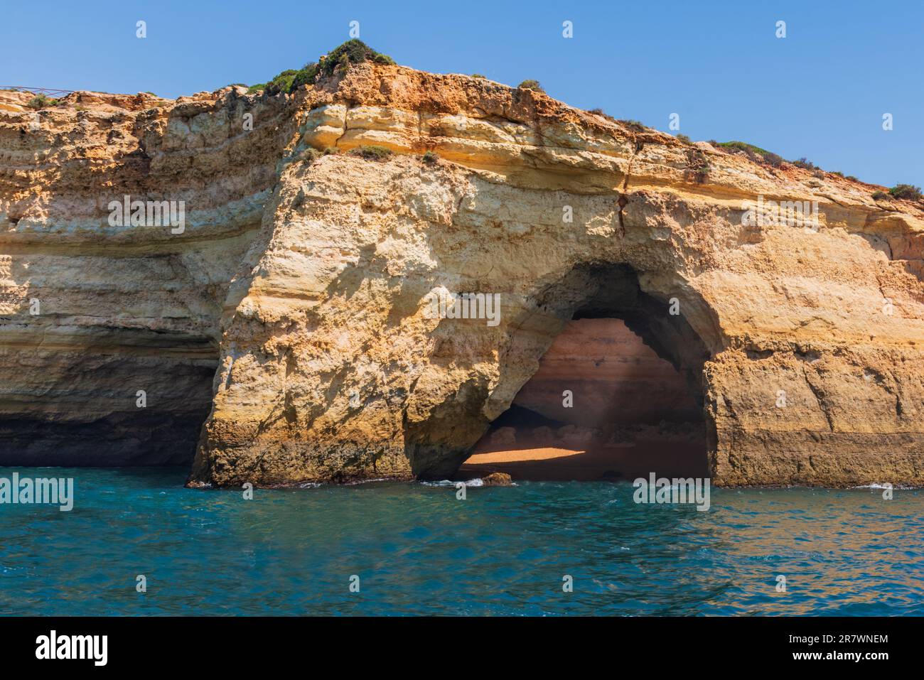 Die Benagil-Höhle kann vom Meer aus auf den Klippen der Algarve gesehen werden. Stockfoto