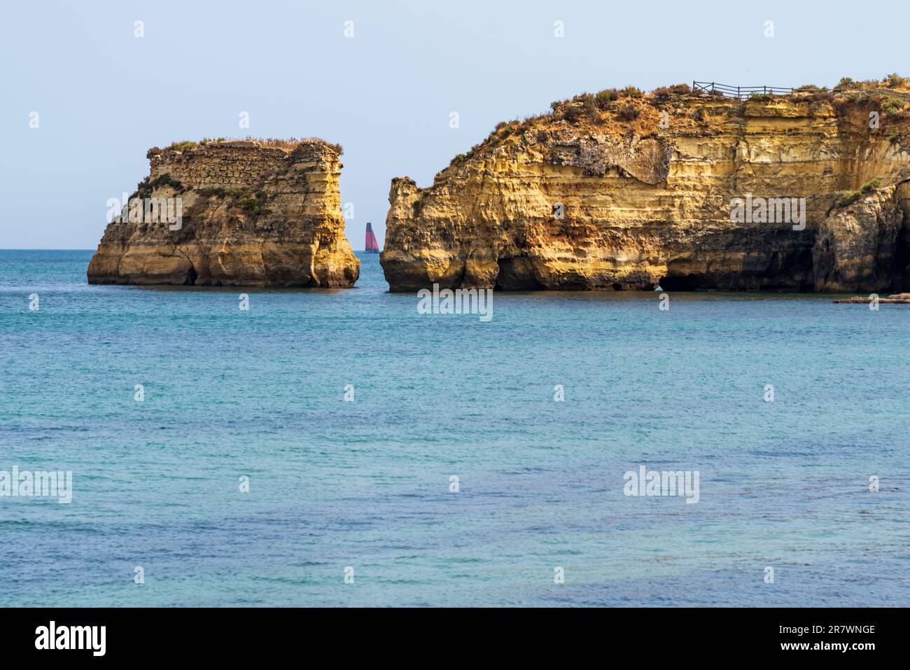 Klippen in Praia da Batata in der Stadt Lagos, Portugal, mit Aussichtspunkt. Stockfoto