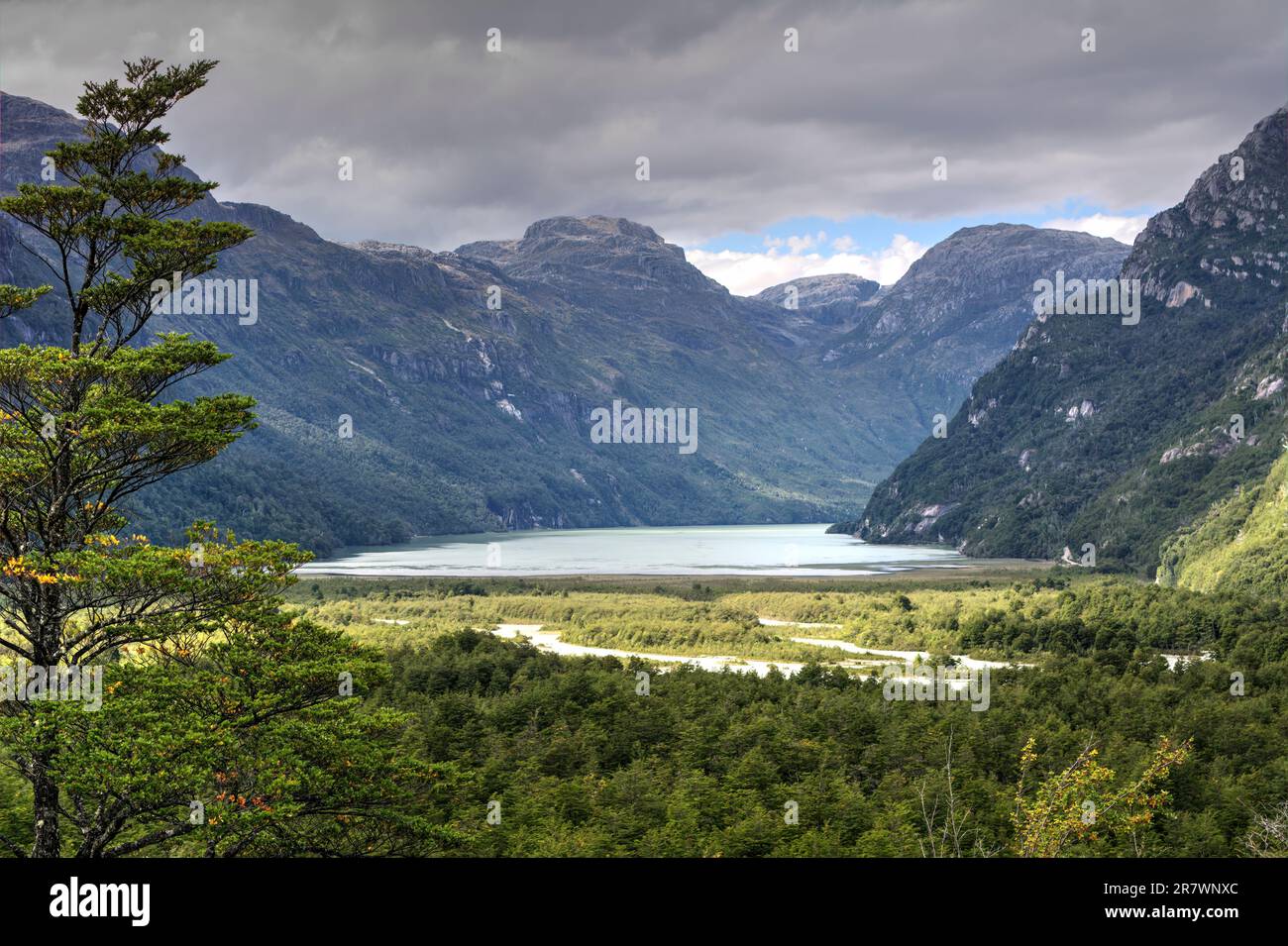 Spektakuläre Landschaft mit Bergen, Gletschern und Seen im Pumalin-Nationalpark im chilenischen Patagonien Stockfoto