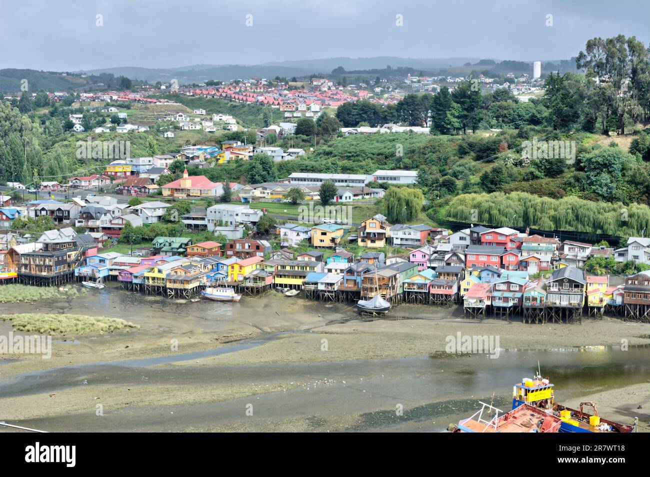 Palafitos of Chiloe - farbenfrohe Holzhäuser auf Pfählen entlang des Flusses, Castro, Chiloe Island, Chile Stockfoto