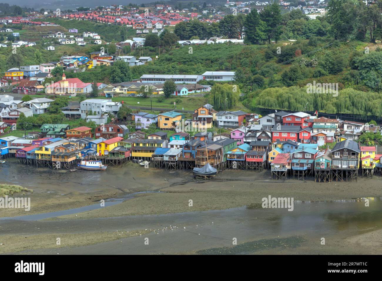 Palafitos of Chiloe - farbenfrohe Holzhäuser auf Pfählen entlang des Flusses, Castro, Chiloe Island, Chile Stockfoto