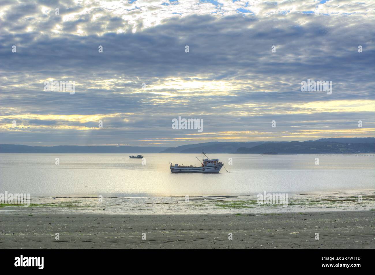 Angeln und Segelboote vor der Küste der Insel Chiloe in Chile Stockfoto