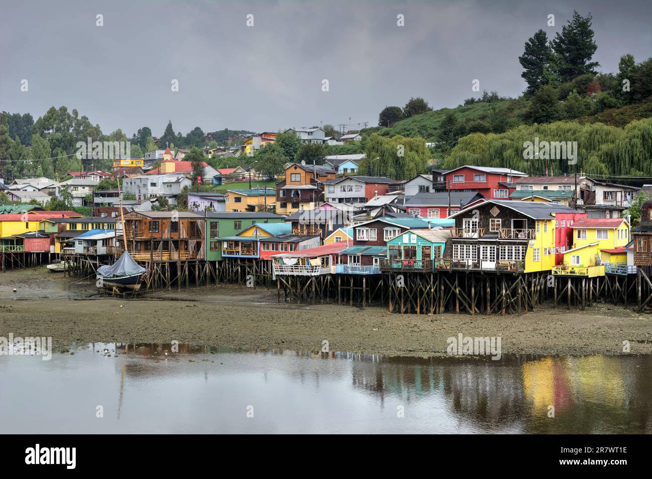 Palafitos of Chiloe - farbenfrohe Holzhäuser auf Pfählen entlang des Flusses, Castro, Chiloe Island, Chile Stockfoto