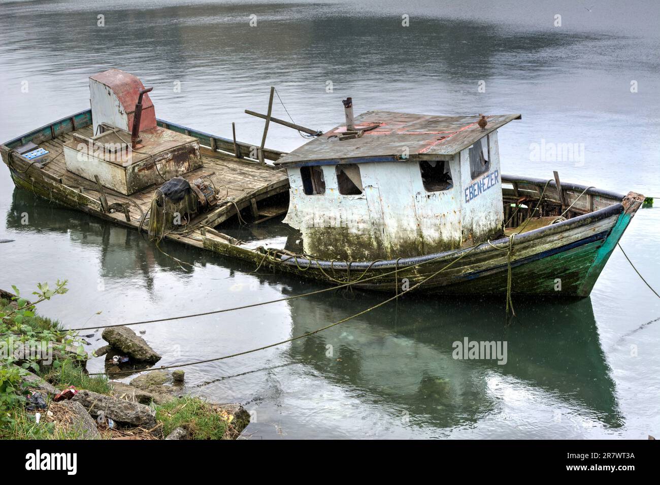 Angeln und Segelboote vor der Küste der Insel Chiloe in Chile Stockfoto