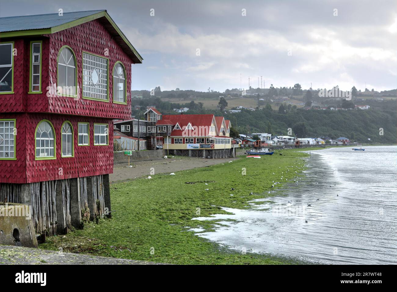 Palafitos of Chiloe - farbenfrohe Holzhäuser auf Pfählen entlang des Flusses, Castro, Chiloe Island, Chile Stockfoto