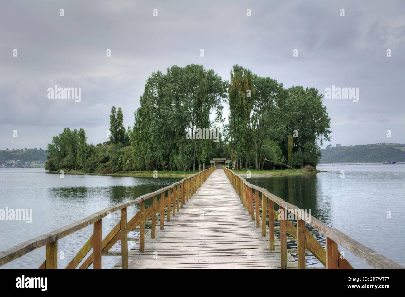 Holzweg zur Insel Isla Aucar in Chiloe Island, Chile Stockfoto