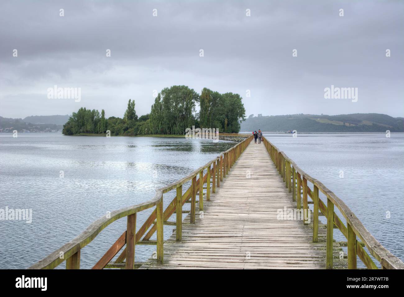 Holzweg zur Insel Isla Aucar in Chiloe Island, Chile Stockfoto