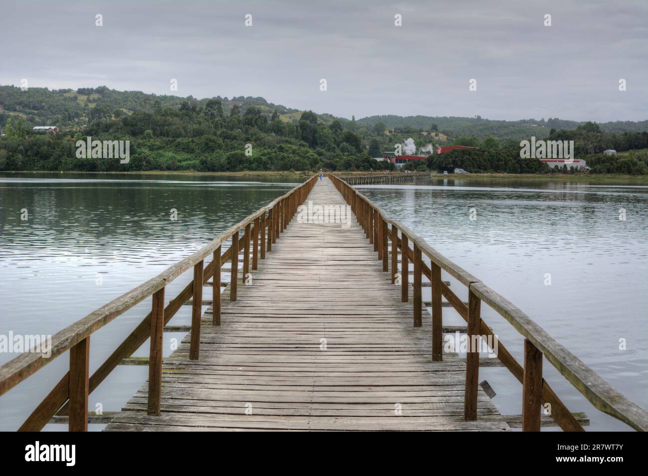 Holzweg zur Insel Isla Aucar in Chiloe Island, Chile Stockfoto