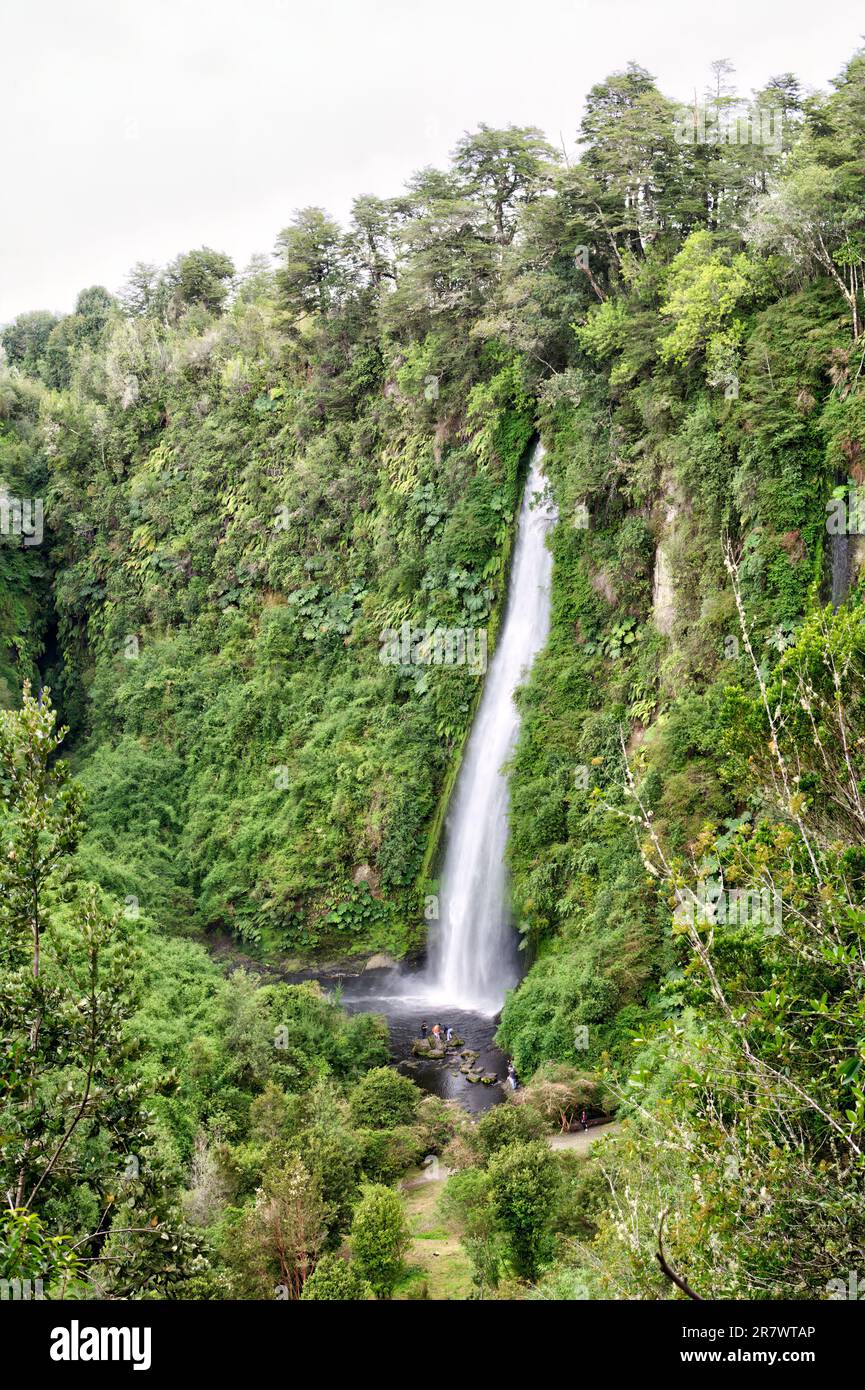 Wunderschöne hohe Wasserfälle Cascadas de Tocoihue auf der Insel Chiloe in Chile Stockfoto