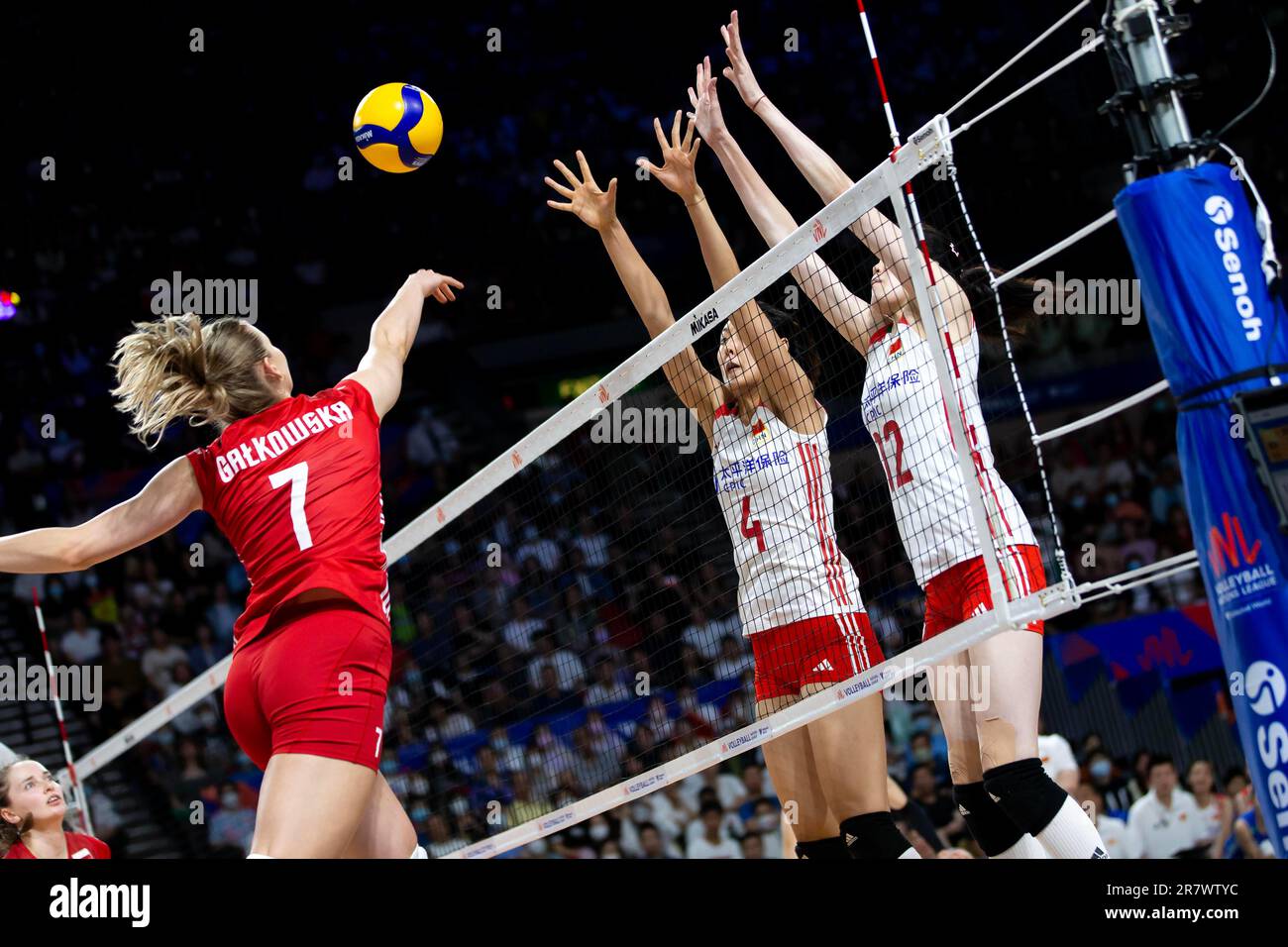 Hongkong, Hongkong. 17. Juni 2023. Yang Hanyu (Nr. 4) und Zhong Hui (Nr. 12) aus China wurden während des Vorspiels der FIVB Volleyball Nations League Hong Kong 2023 zwischen Polen und China im Hong Kong Coliseum in Aktion gesehen. Endstand: Polen 3:0 China. Kredit: SOPA Images Limited/Alamy Live News Stockfoto