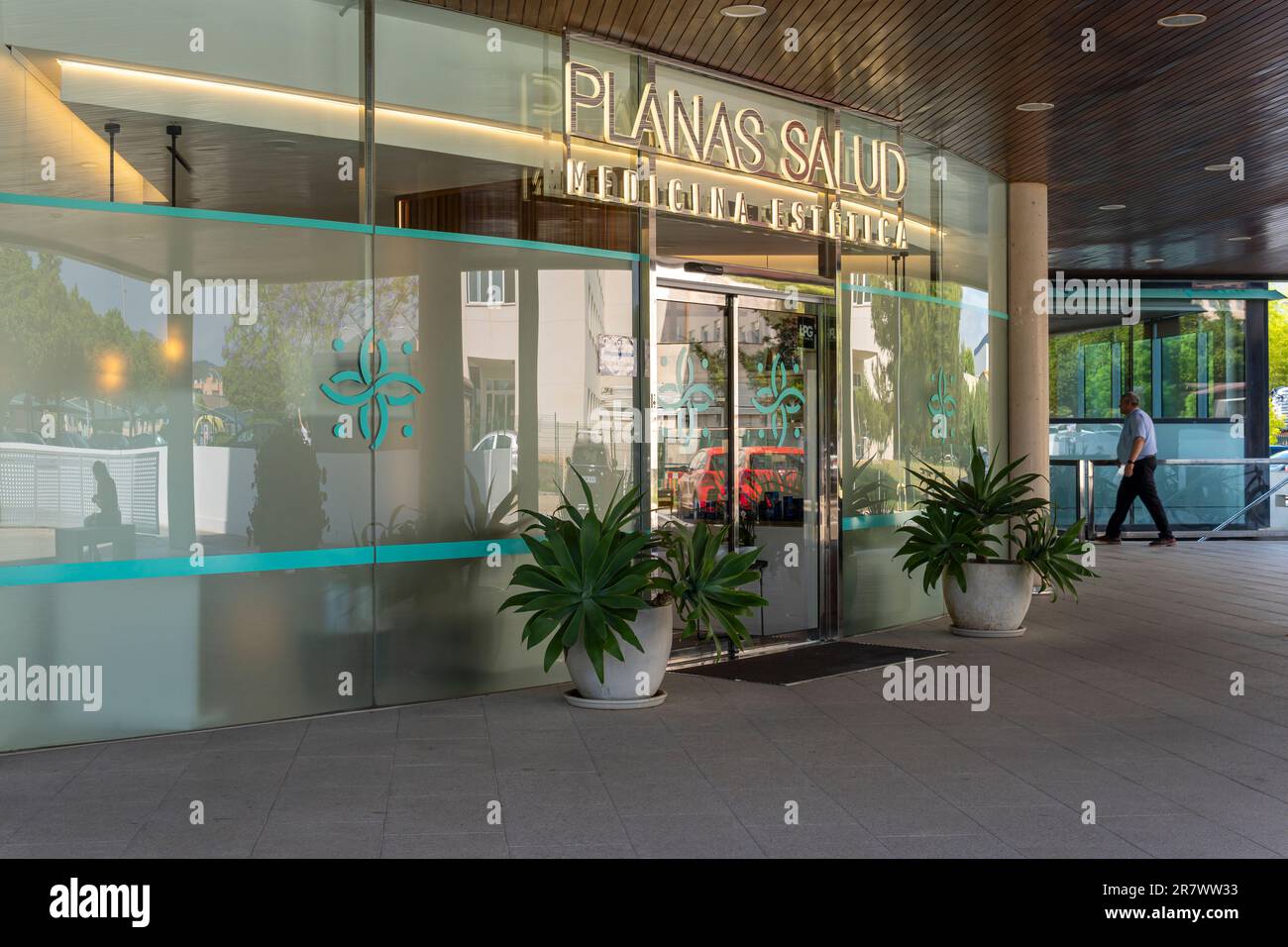 Palma de Mallorca, Spanien; juni 15 2023: Hauptfassade der ästhetischen Medizinischen Klinik Planas Salud in Palma de Mallorca, Spanien Stockfoto