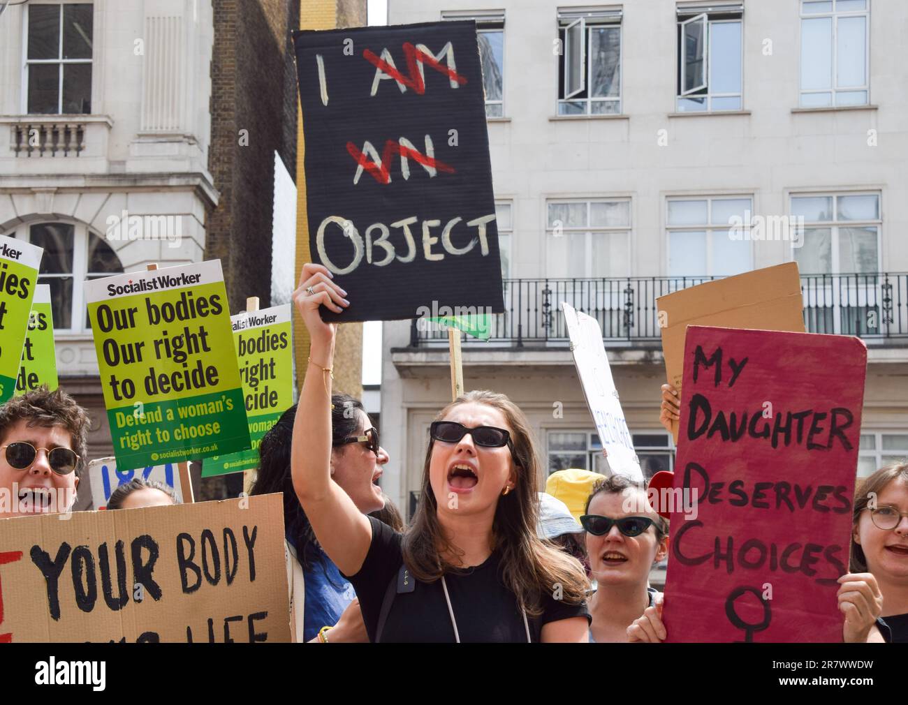 London, Großbritannien. 17. Juni 2023. Während der Demonstration vor den königlichen Gerichtshöfen hält ein Demonstranter ein Schild mit dem Aufdruck "I-Einspruch". Menschenmassen marschierten in Zentral-London, um das Wahlrecht zu unterstützen, und forderten eine Änderung der britischen Abtreibungsgesetze als Reaktion auf die jüngste Verhaftung einer Frau, die Abtreibungspillen später als im Vereinigten Königreich erlaubt einnahm. Kredit: SOPA Images Limited/Alamy Live News Stockfoto