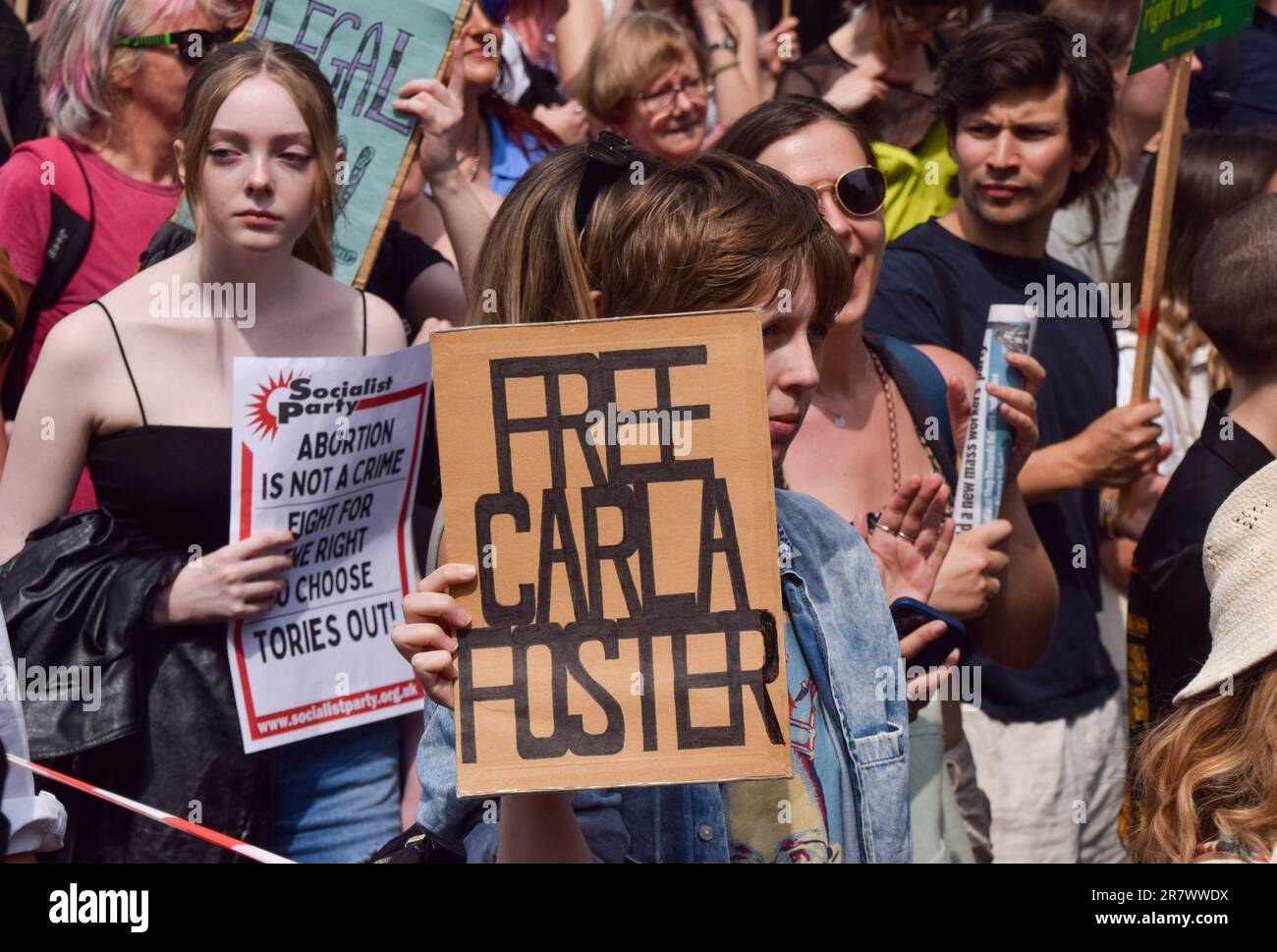 London, Großbritannien. 17. Juni 2023. Während der Demonstration hält ein Demonstrant ein Plakat mit der Aufschrift "Free Carla Foster". Menschenmassen marschierten in Zentral-London, um das Wahlrecht zu unterstützen, und forderten eine Änderung der britischen Abtreibungsgesetze als Reaktion auf die jüngste Verhaftung einer Frau, die Abtreibungspillen später als im Vereinigten Königreich erlaubt einnahm. Kredit: SOPA Images Limited/Alamy Live News Stockfoto