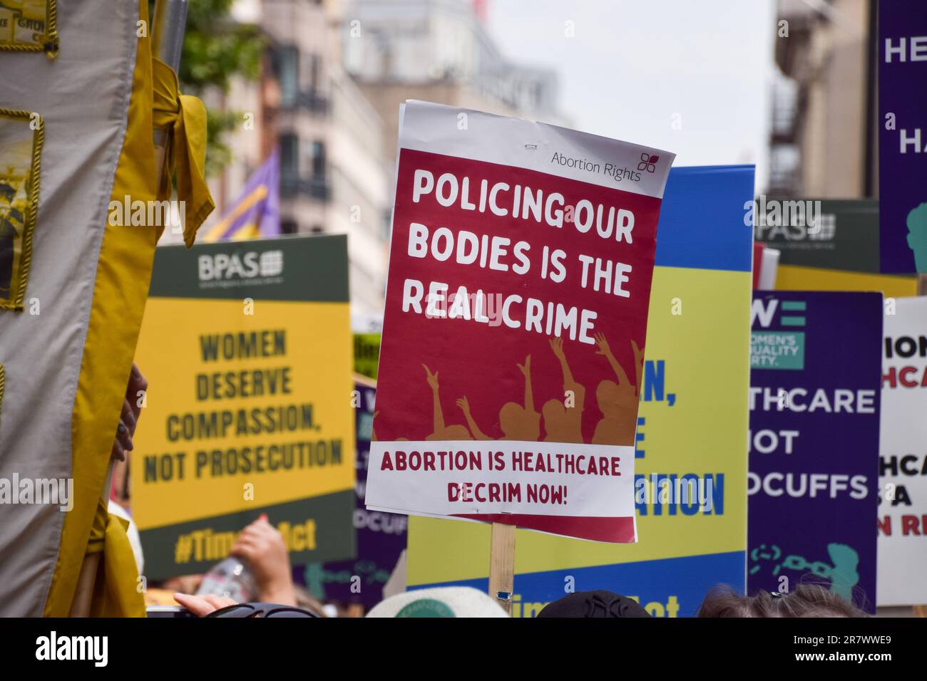 London, Großbritannien. 17. Juni 2023. Während der Demonstration wird ein Schild mit der Aufschrift „die Überwachung unserer Körper ist das wahre Verbrechen“ gesehen. Menschenmassen marschierten in Zentral-London, um das Wahlrecht zu unterstützen, und forderten eine Änderung der britischen Abtreibungsgesetze als Reaktion auf die jüngste Verhaftung einer Frau, die Abtreibungspillen später als im Vereinigten Königreich erlaubt einnahm. Kredit: SOPA Images Limited/Alamy Live News Stockfoto