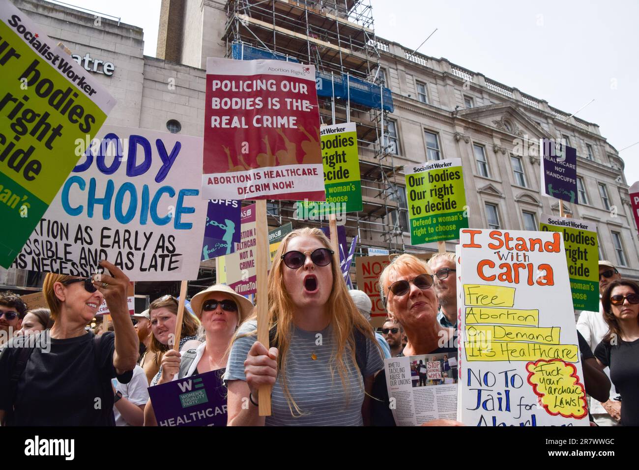 London, Großbritannien. 17. Juni 2023. Ein Demonstranter hat ein Plakat, auf dem steht: "Die Überwachung unserer Körper ist das wahre Verbrechen" während der Demonstration. Menschenmassen marschierten in Zentral-London, um das Wahlrecht zu unterstützen, und forderten eine Änderung der britischen Abtreibungsgesetze als Reaktion auf die jüngste Verhaftung einer Frau, die Abtreibungspillen später als im Vereinigten Königreich erlaubt einnahm. Kredit: SOPA Images Limited/Alamy Live News Stockfoto