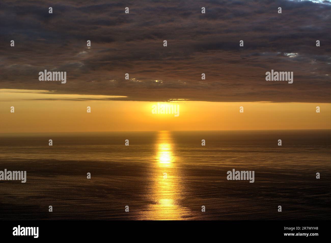 Ein atemberaubend schöner Sonnenuntergang über dem Pazifik an der Küste Chiles in der Gegend von Pichilemu Stockfoto