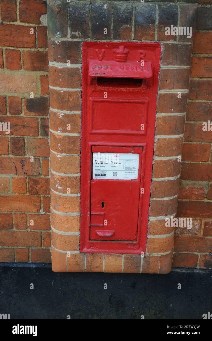VR Post Box, Church Street, Buckingham, Buckinghamshire Stockfoto