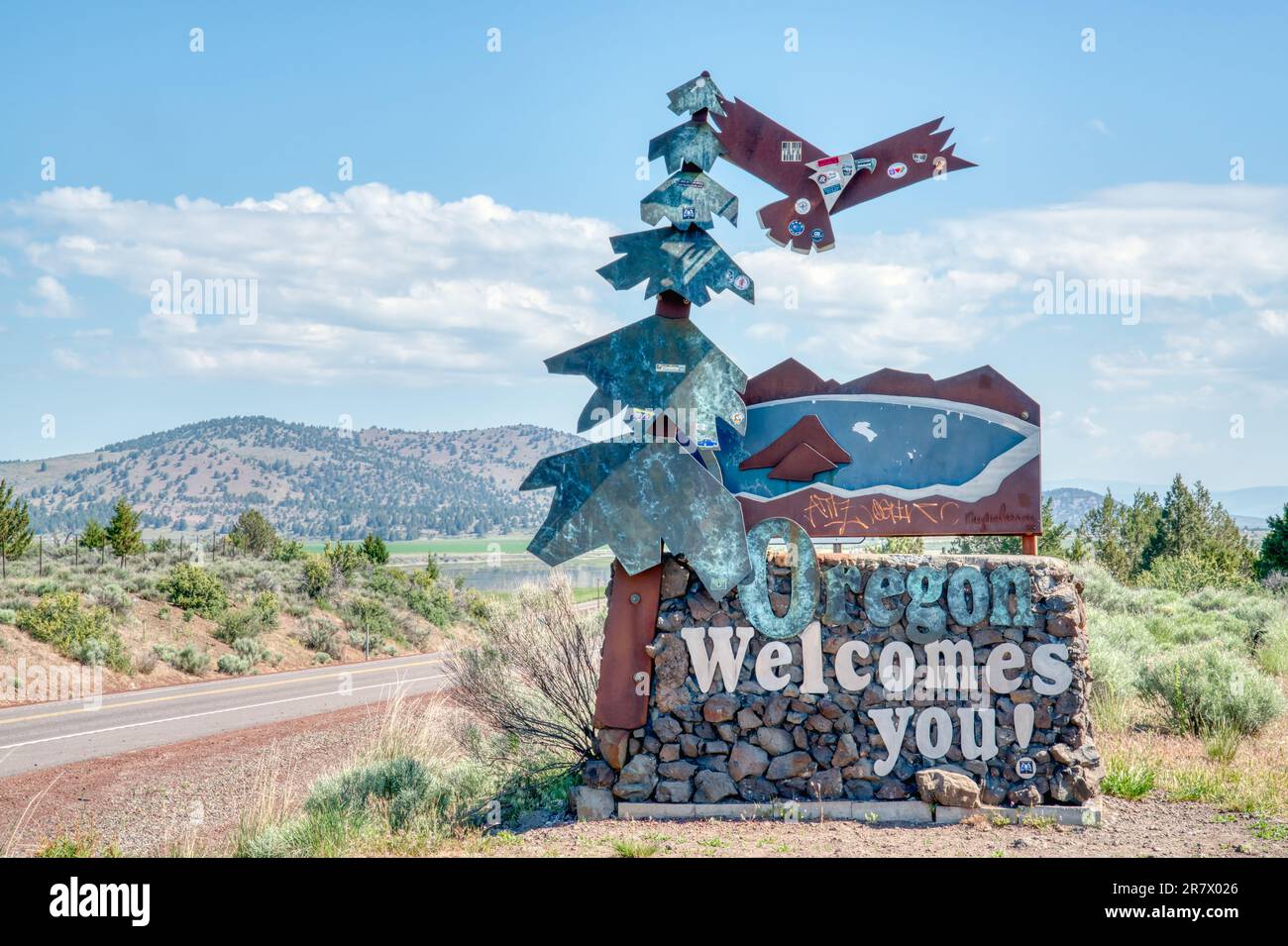 Wrden, OR - 26. Mai 2023: Künstlerisches altes Oregon Willkommensschild am Highway 97 im Süden von Oregon Stockfoto