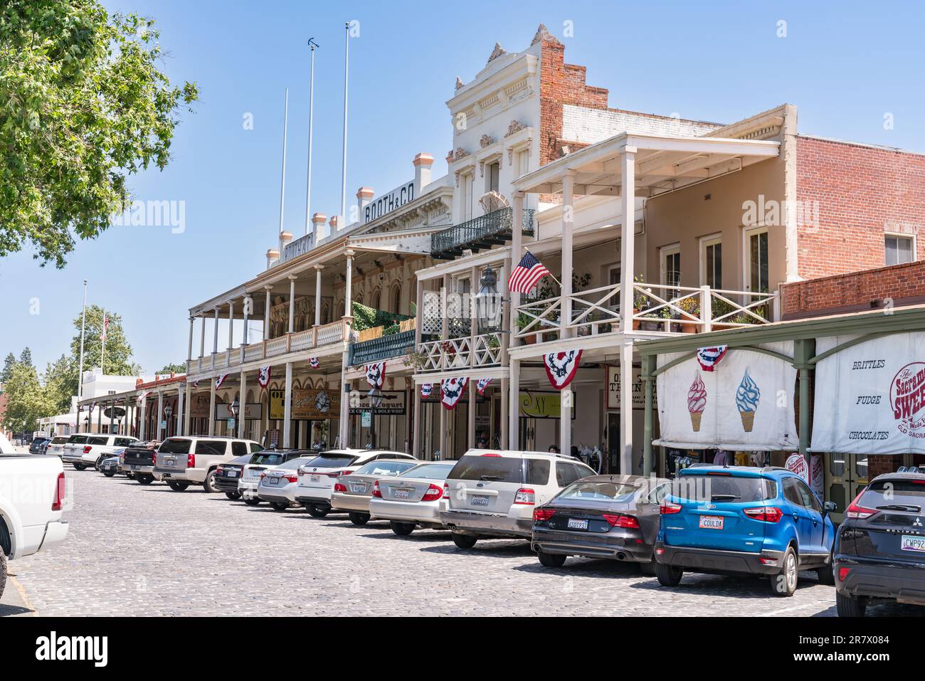 Sacramento, CA - 25. Mai 2023: Historische Gebäude säumen die Straße in der Altstadt von Sacramento in der Nähe des Ufers der Stadt Sacramento, Califo Stockfoto
