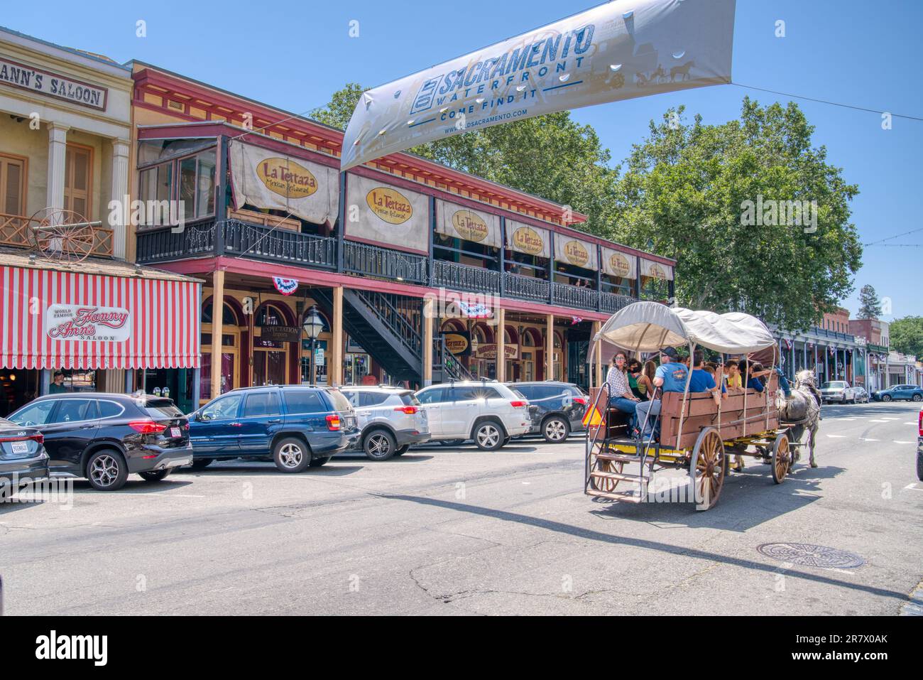 Sacramento, CA - 25. Mai 2023: Historische Gebäude säumen die Straße in der Altstadt von Sacramento in der Nähe des Ufers der Stadt Sacramento, Califo Stockfoto