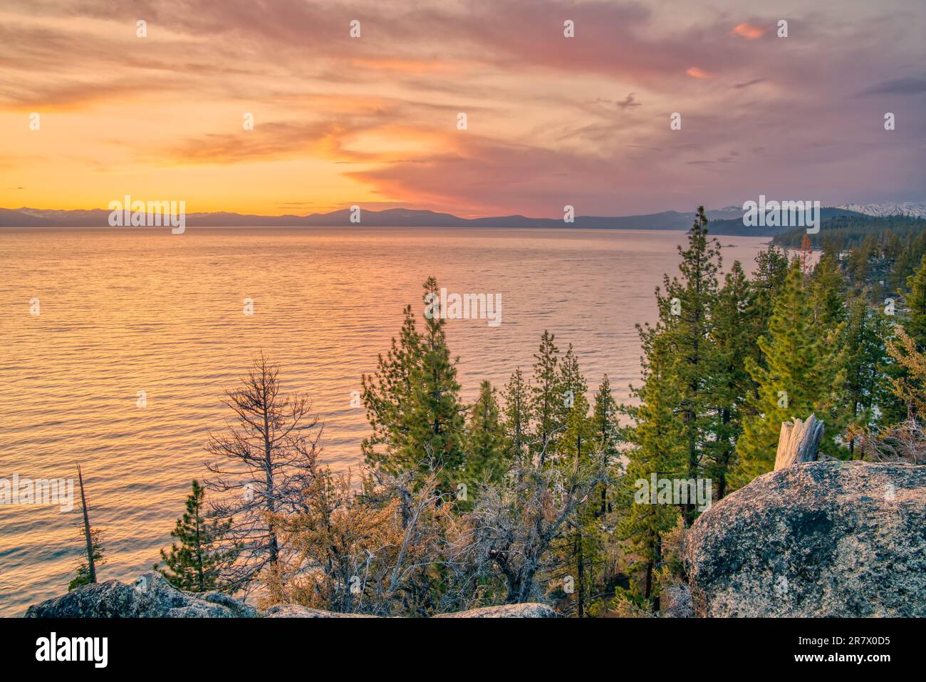 Sonnenuntergang an der Ostküste des Lake Tahoe, Nevada Stockfoto