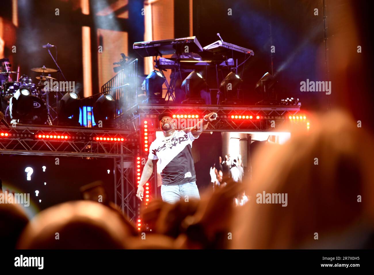 Ein junger Mensch, der auf der Bühne in Eriwan, Armenien, Musik spielt Stockfoto