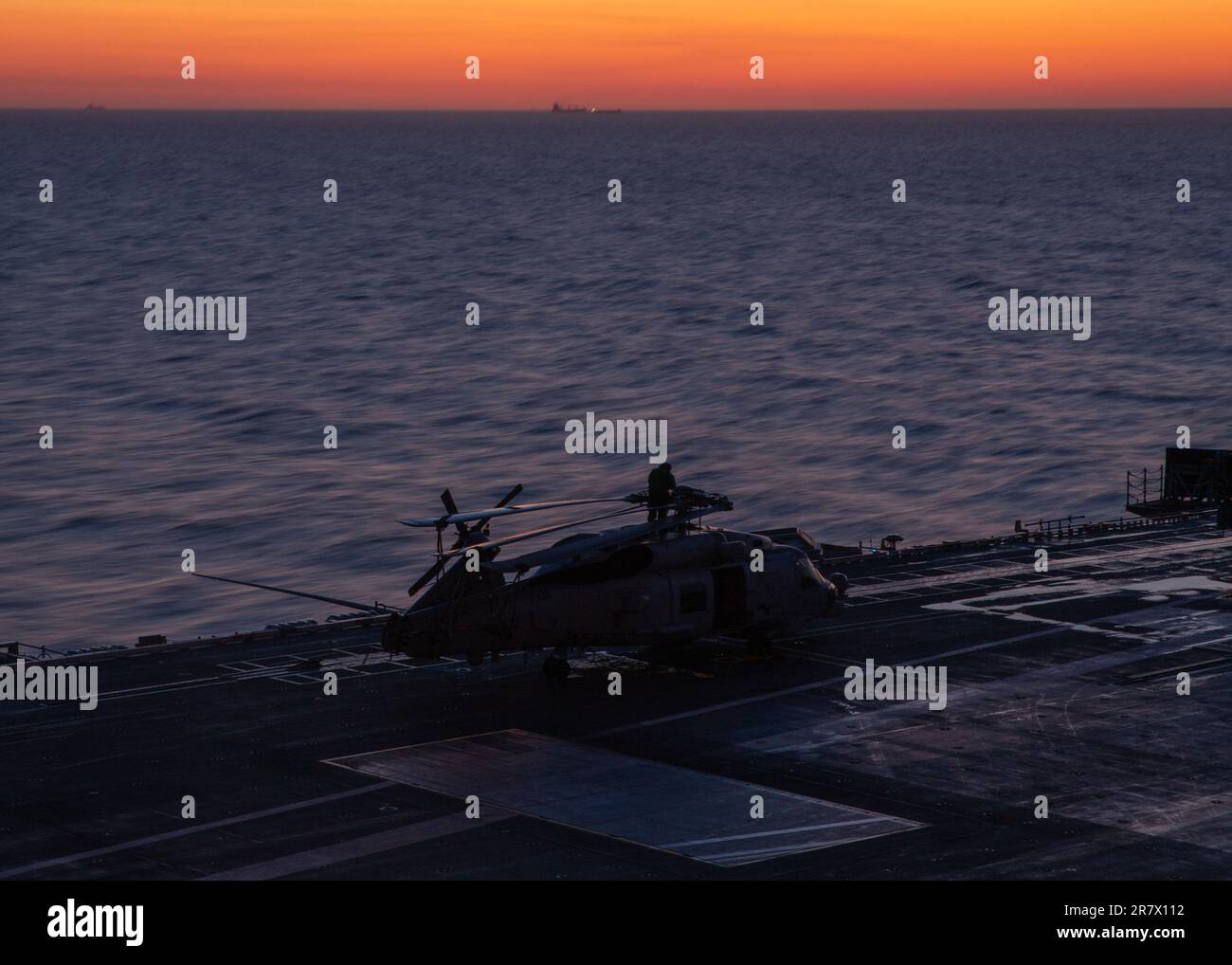 Aviation Electrician's Mate 2. Class Michael Post aus Tulsa, Oklahoma, zugewiesen an die „Spartaner“ des Helicopter Maritime Strike Squadron (HSM) 70, führt Routinewartungen an einem MH-60R Sea Hawk auf dem weltweit größten Flugzeugträger USS Gerald R. Ford (CVN 78) am 15. Juni 2023 durch. HSM 70 wird an Bord von CVN 78 als Teil von Carrier Air Wing (CVW) 8 eingesetzt. Gerald R. Ford ist die USA Der neueste und fortschrittlichste Flugzeugträger der Navy, der einen Generationssprung in den USA darstellt Die Fähigkeit der Navy, Energie auf globaler Ebene zu projizieren. Die Gerald R. Ford Carrier Strike Group hat einen Termin Stockfoto