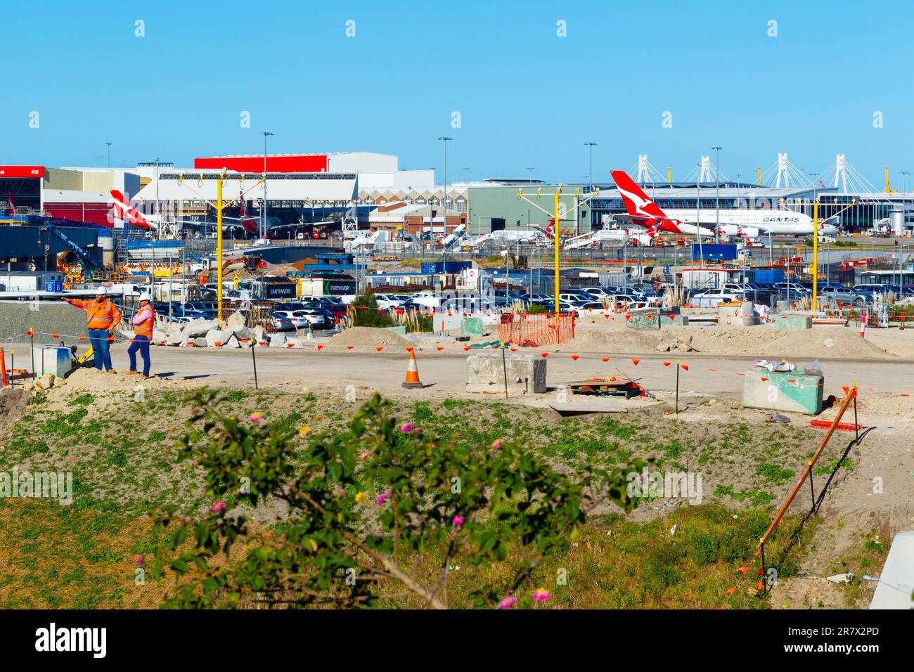 Bau des Projekts „Sydney Gateway“ in Sydney, Australien. Abbildung: Südöstlich in Richtung Inlandsterminal des Flughafens Sydney von Sy Stockfoto