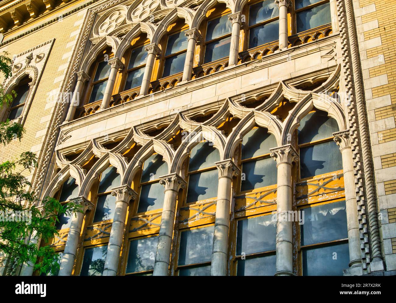 Korinthische Säulen über den Fenstern des Burts Theater in Toledo, Ohio, auch bekannt als Peppermint Club Stockfoto