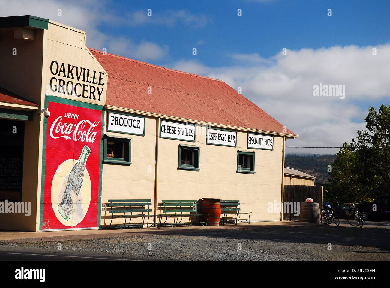 An der Außenwand des Oakville Grocery Store and Market im Napa Valley steht eine Coca-Cola-Reklametafel im Vintage-Stil Stockfoto