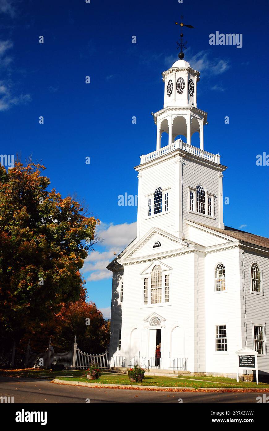 An einem Herbsttag steht die First Congregational Church in Bennington, Vermont, im Herbst, auf einer klassischen, im New England-Stil erbauten Kapelle und einem Kirchturm Stockfoto