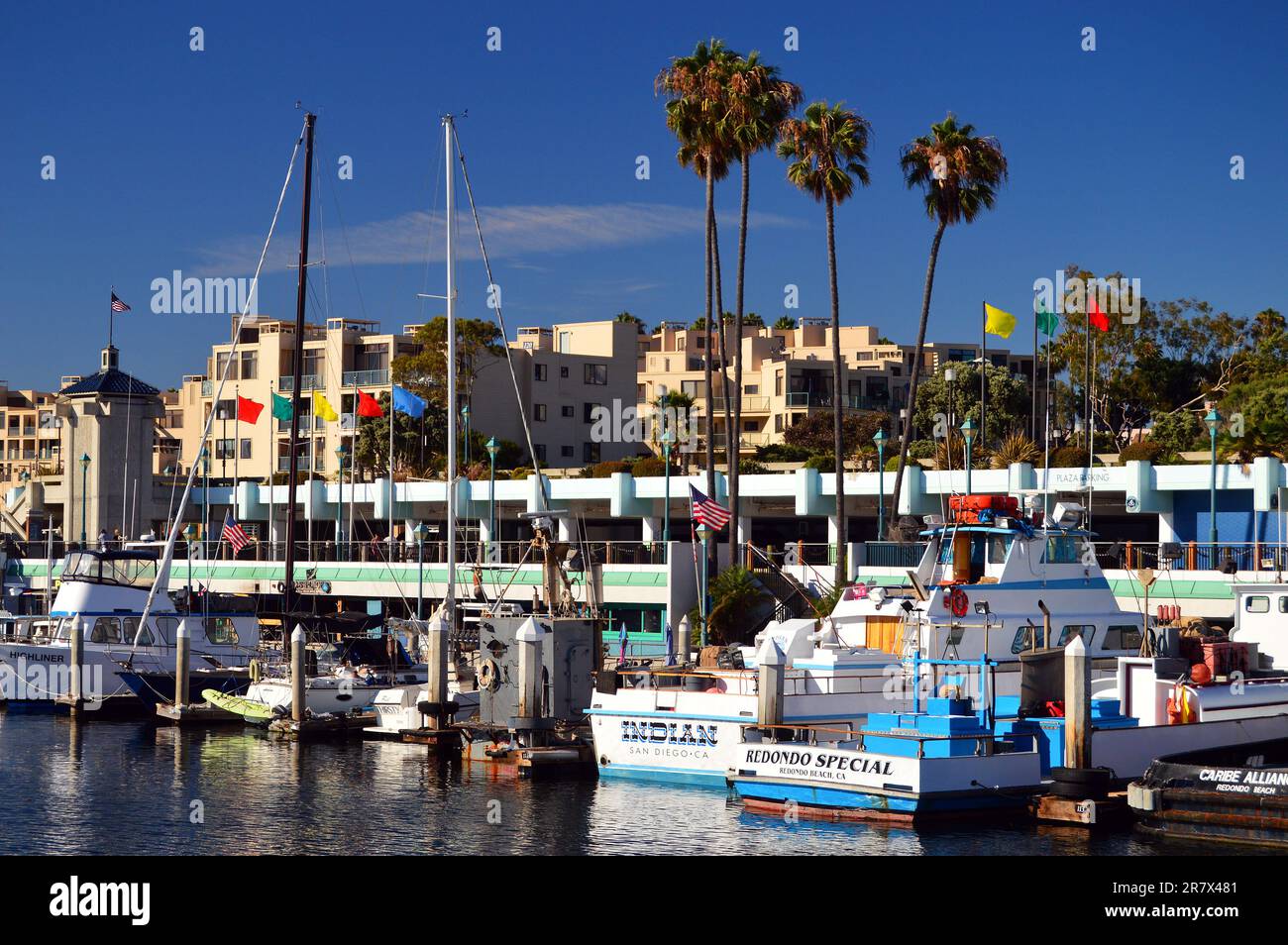 Segelboote, Schiffe und Boote bevölkern einen ruhigen Yachthafen in Redondo Beach, Kalifornien, in der Nähe von Los Angeles Stockfoto
