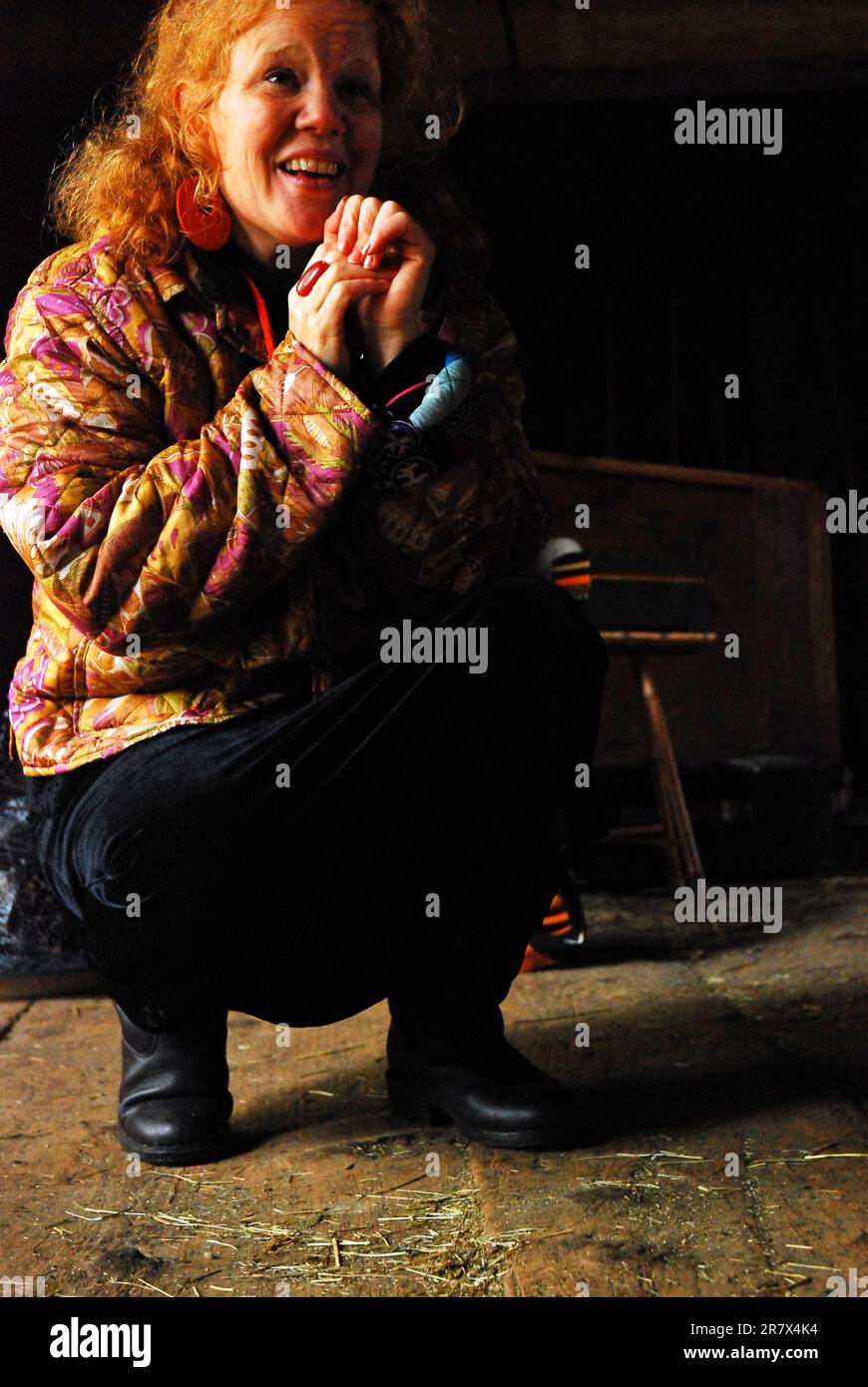 Eine Erwachsene Frau erzählt Kindern während eines Halloween-Festivals eine gruselige Geistergeschichte Stockfoto