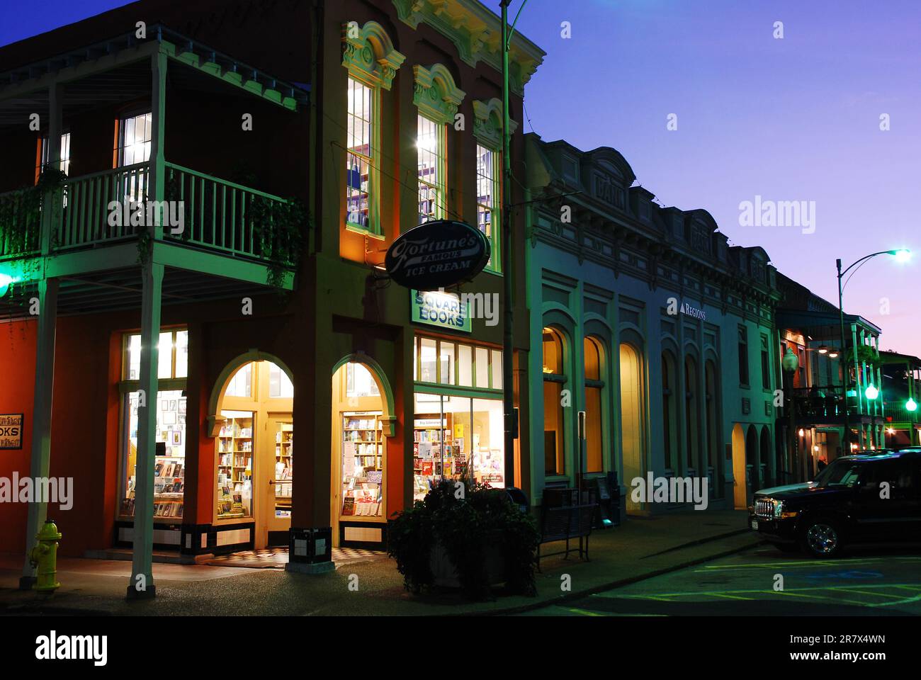 Square Books, ein unabhängiges Einzelhandelsbuchgeschäft in Oxford, Mississippi, leuchtet nachts auf dem Marktplatz der Stadt Stockfoto