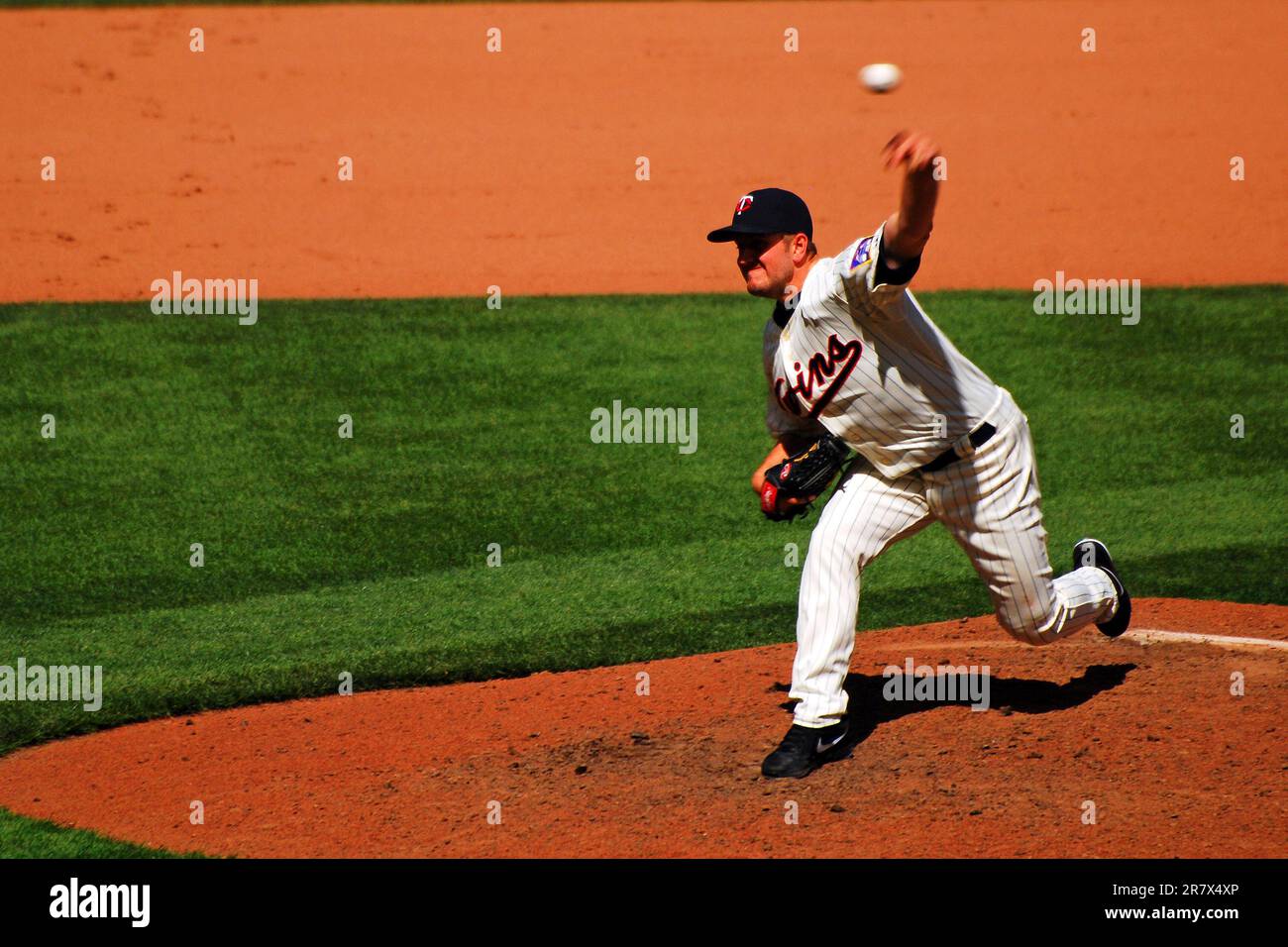 Ein Pitcher der Minnesota Twins feuert während eines Baseballspiels im Target Field in Minneapolis einen Fastball ab Stockfoto