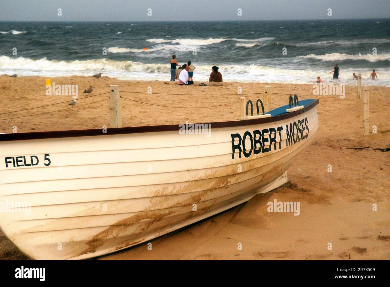 Ein Rettungsboot steht für den Notfall am Robert Moses Beach auf Long Island bereit Stockfoto