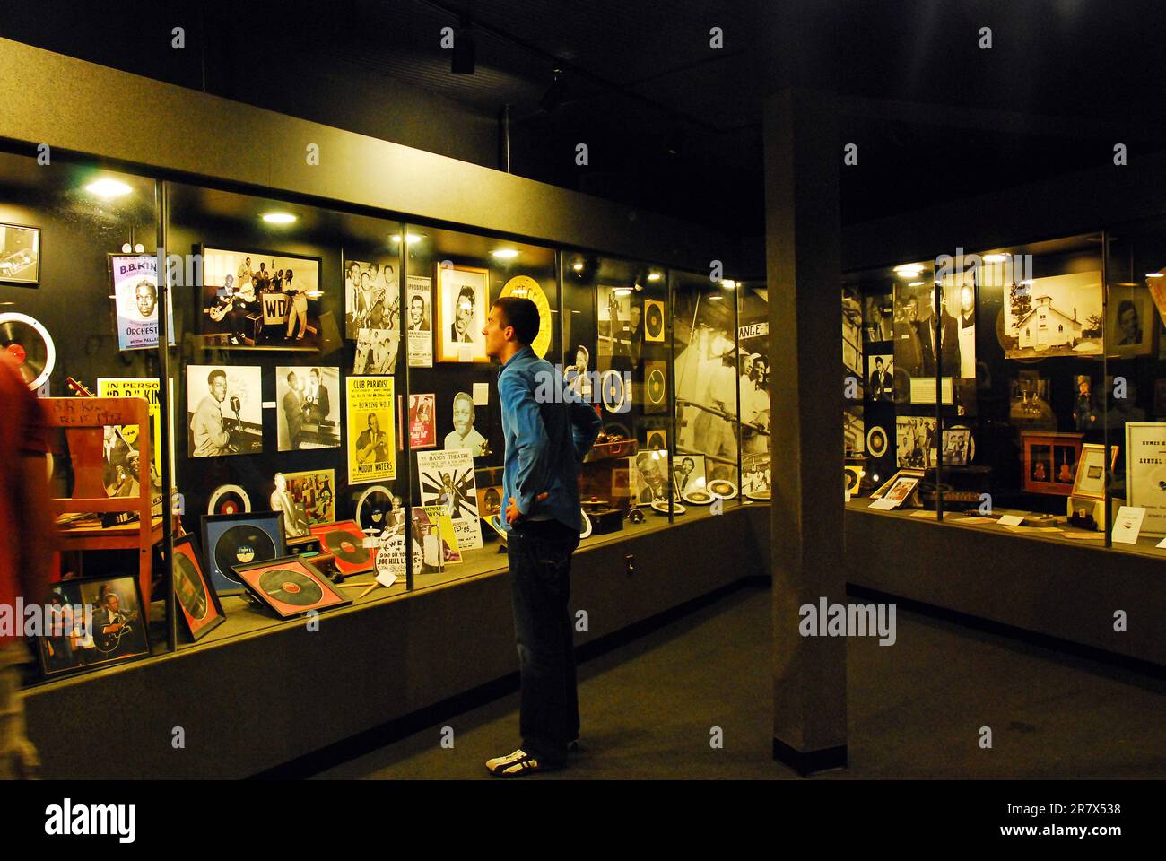 Ein junger Erwachsener informiert über die Musikgeschichte der Sun Studios in Memphis, Tennessee Stockfoto